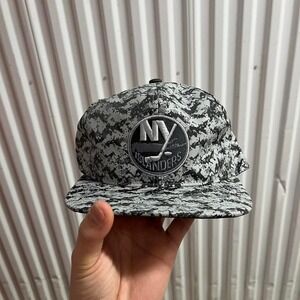 New‎ without tags Mitchell & ness digital camo New York  islanders snap back hat